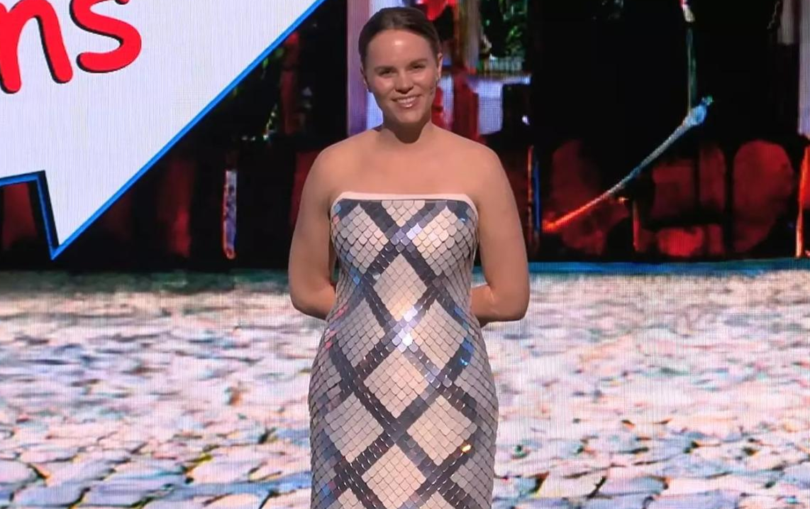 Desen değiştiren fütüristik elbise tanıtıldı